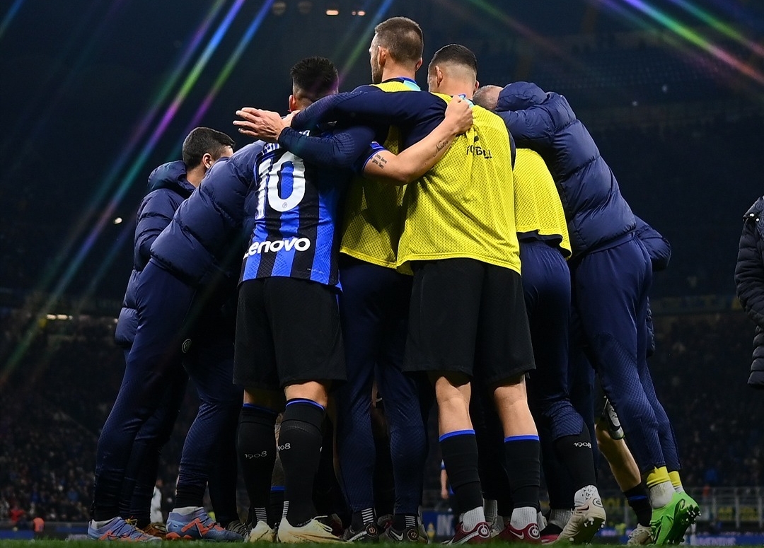 足坛悲喜夜!八大豪门齐出战,两大卫冕冠军翻车,米兰双雄爆发