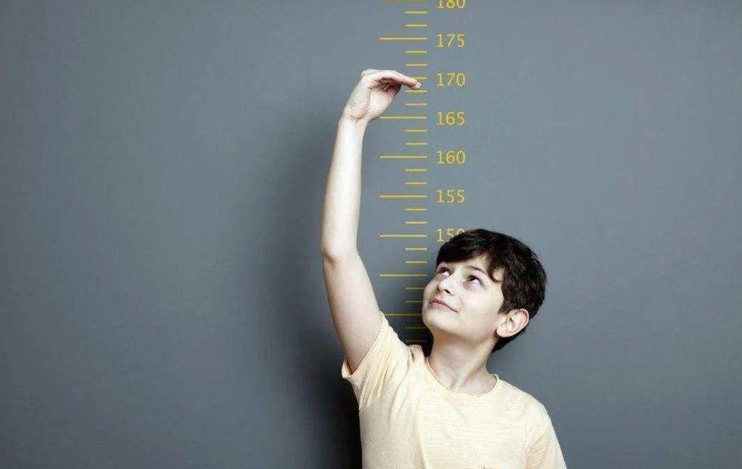 父母身高一般，从小坚持做对3件事，14岁儿子也能长成1米8大高个