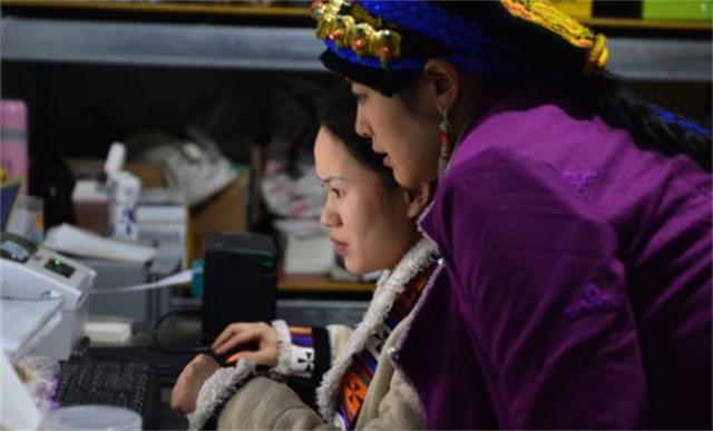 四川姑娘放弃高薪坚守大山,四川女孩嫁藏族小伙放弃百万年薪