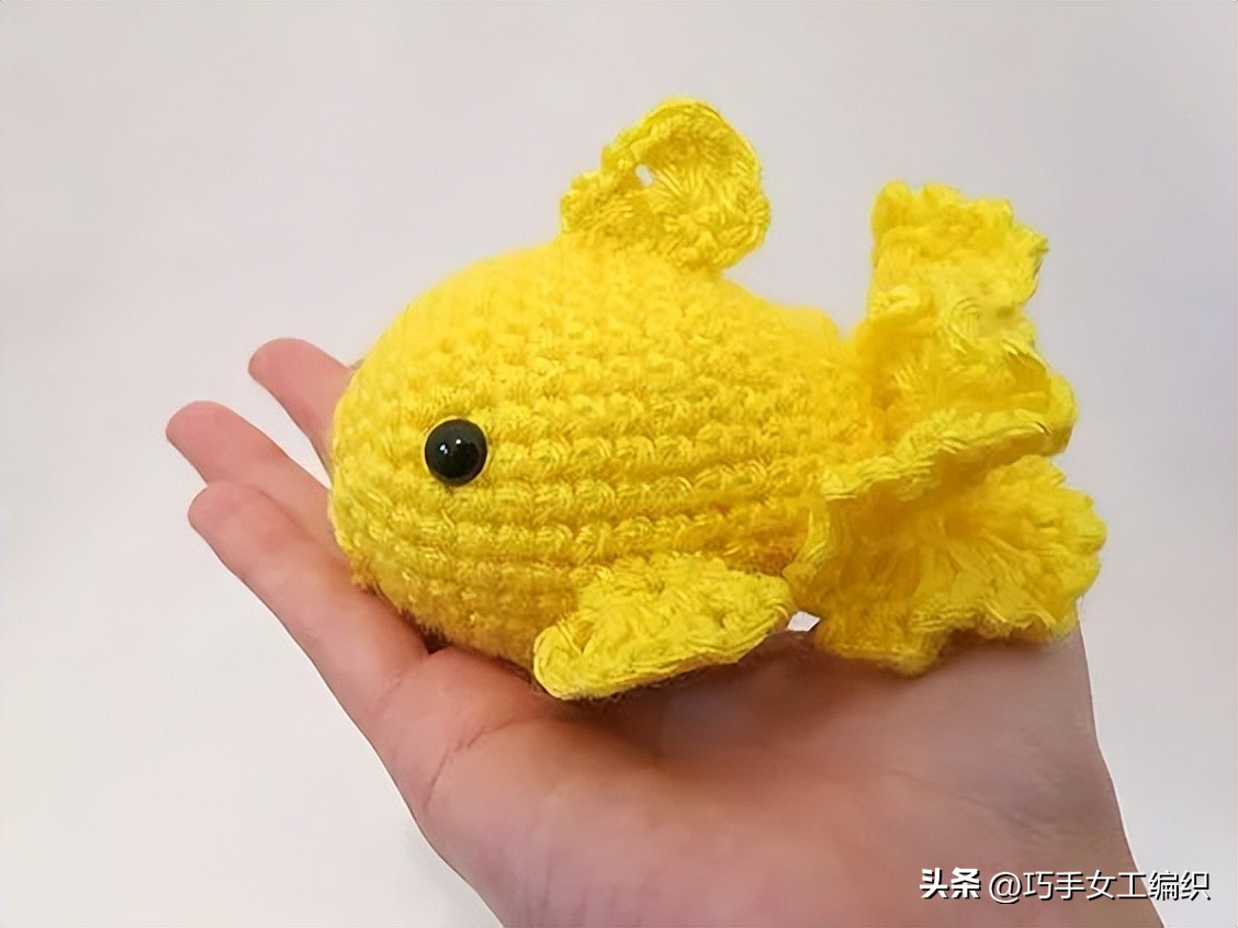 她只用零线就把鱼钩出了百变的花样，还超实用，真是太聪明了！