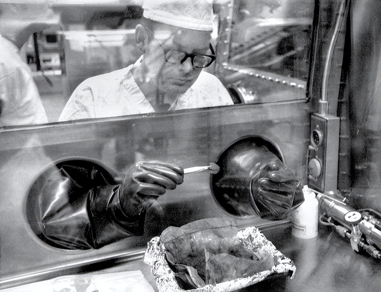 美国送的月壤是真的假的,美国给的1克月岩是赠送的吗