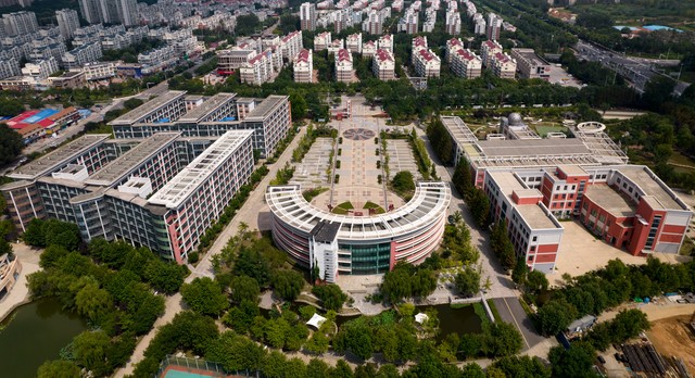 高考第一个交卷称高考太简单,声称考题太简单最后考了多少分