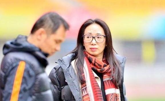 黑龙江首富戴秀丽和她的丈夫,身价超过95亿的女富豪戴秀丽