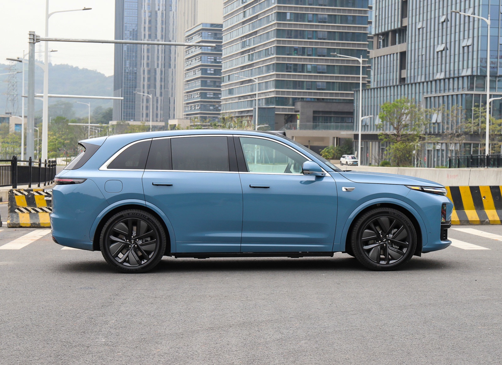 霸道销量最好的一款轿车,全新一代混动霸道