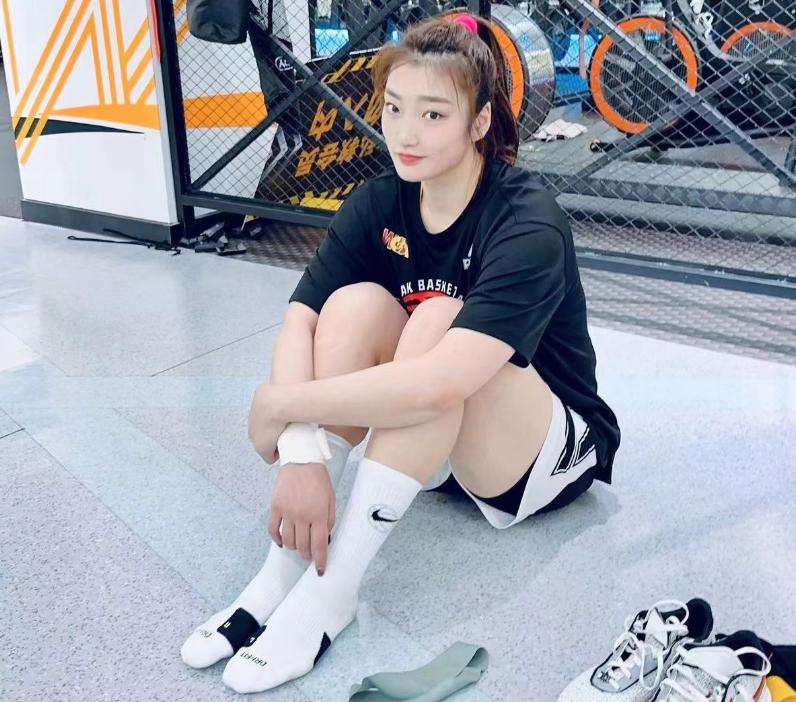 通过40张生活照，了解女篮女神李梦，现任国手、中尉、勒布朗-梦