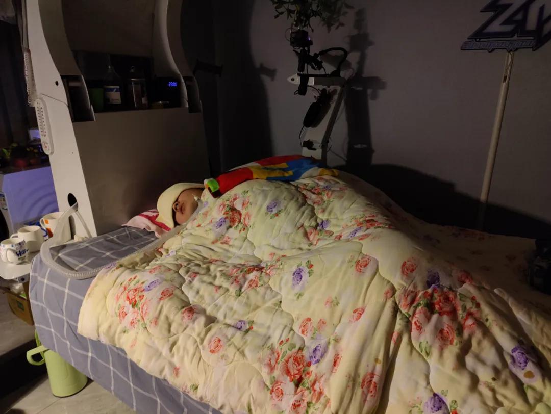 多次自杀未果，靠呼吸机保命，那位高位截瘫的90后消防员咋样了？