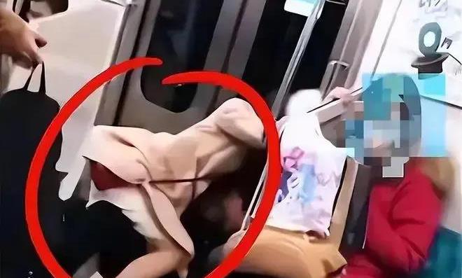 小情侣在地铁上亲热，时不时做出不雅动作，乘客看得面红耳赤