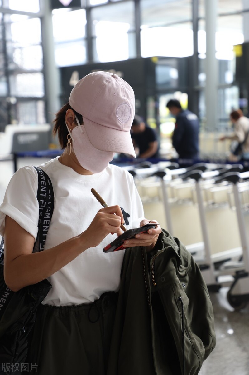 马伊琍最新穿搭羽绒服现身机场,马伊琍短裤现身机场