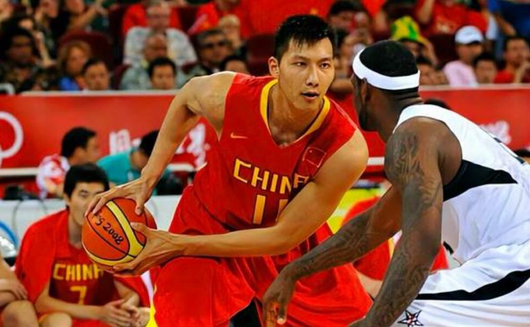 易建联：娶巴西足球宝贝荆灵，婚后连生两胎，如今妻儿都定居美国