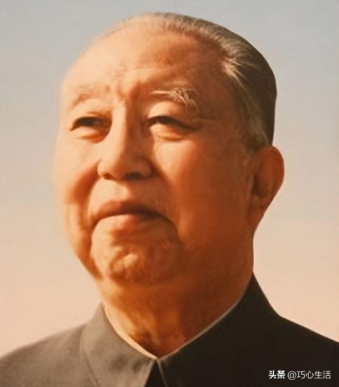 1977年邓华重回部队，*国锋华**让他提要求，邓：快把洪学智弄回来吧