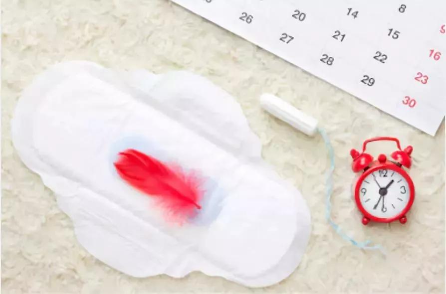 女孩第一次例假在几岁,女孩初次例假在多大年龄