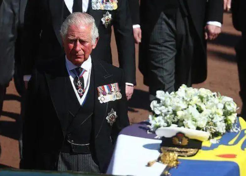查尔斯怀念菲利普亲王,英国国王查尔斯悼念父亲