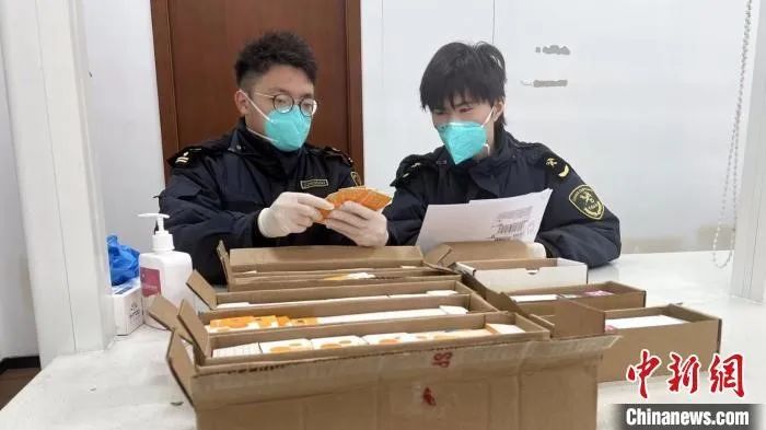 【法治热点早知道】小女孩在街边捡到一部手机，随后的做法让人感动