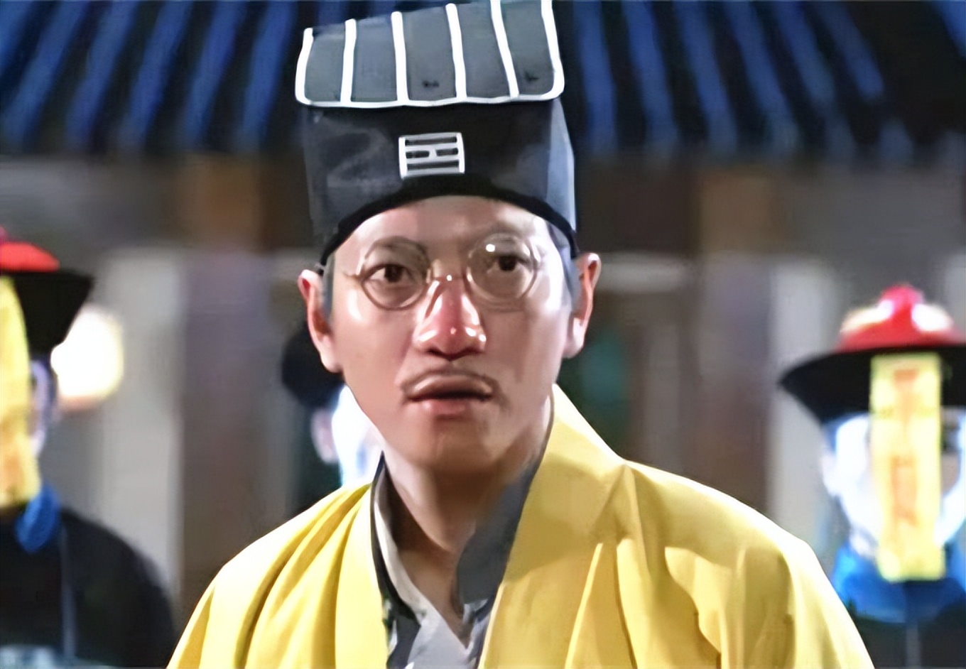 张杰谢娜一家人演唱会,谢娜穿银色外衣私下和张杰聚会