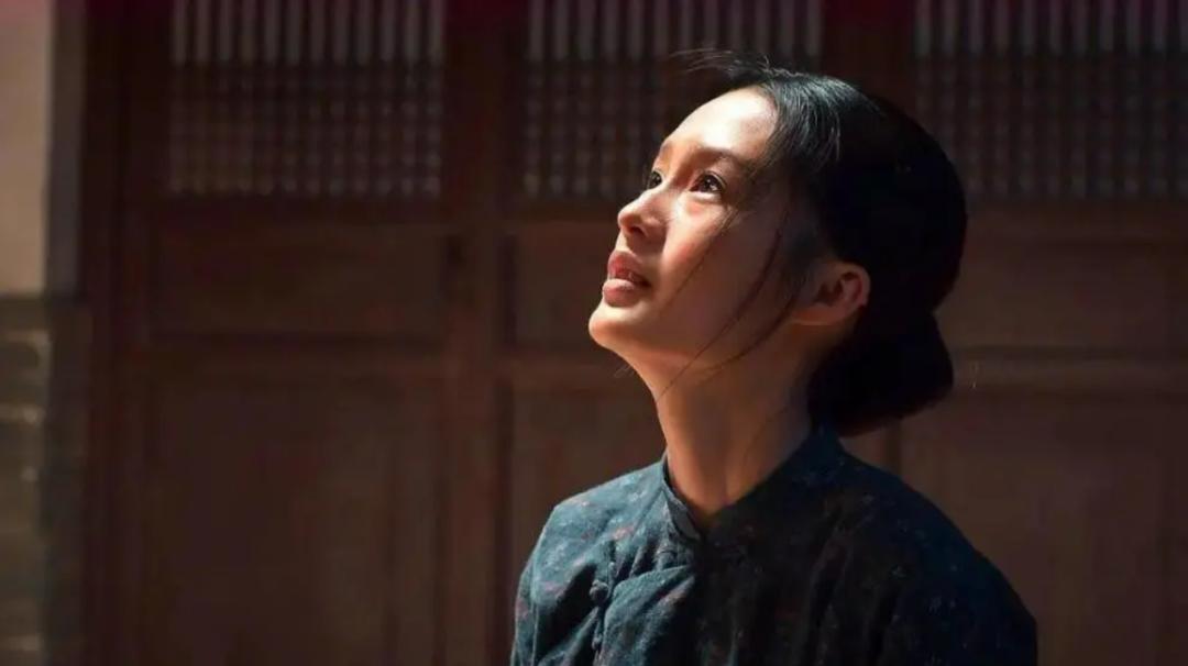 李沁氧气感绿意写真,氧气美人的肌肤