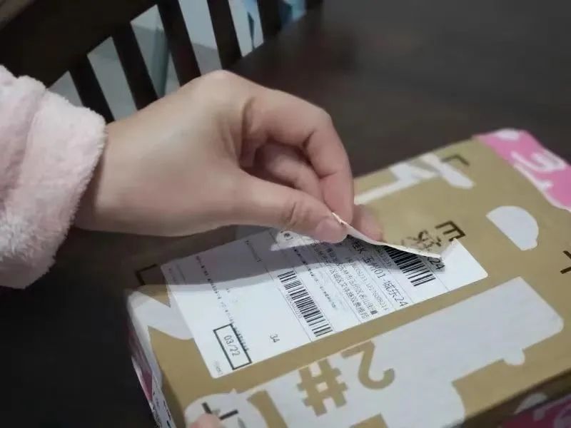 苹果手机快递盲盒开箱,9.9开出一箱旺仔牛奶零食盲盒