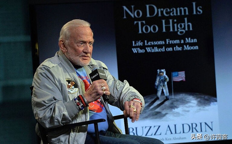 九死一生的阿波罗登月计划，实验中死亡三人，阿姆斯特朗差点牺牲