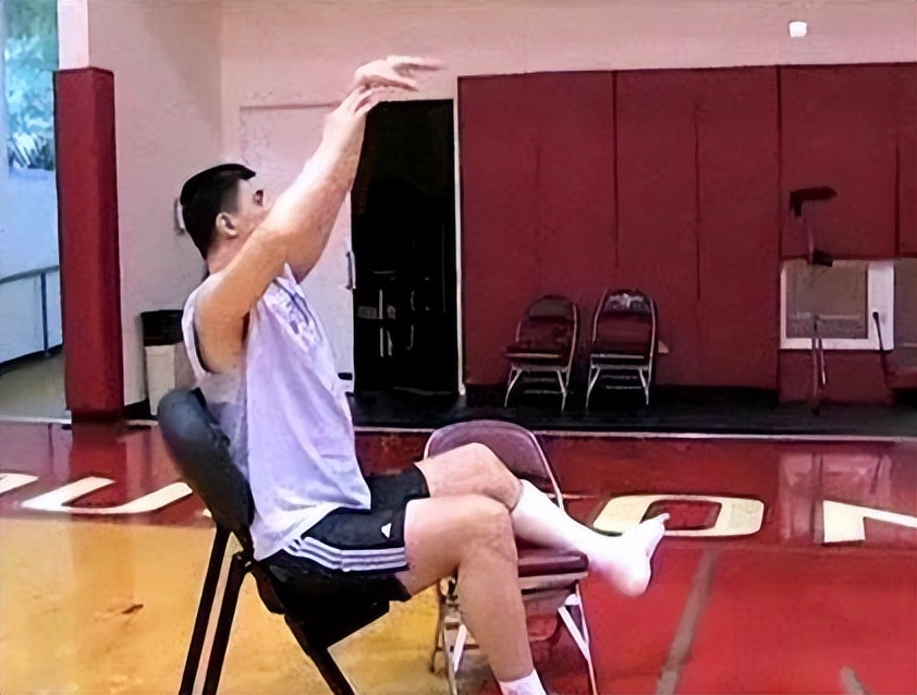 看到这些照片，就不羡慕NBA球星的高薪了！詹姆斯脚趾科比脚后跟