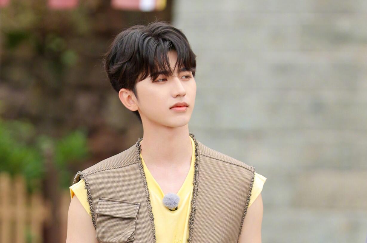 蔡徐坤跑男路透当面被玩梗,蔡徐坤跑男黄河篇撕名牌