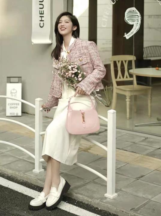 上宽下窄短外套搭配,今春正火的一种穿法叫短外套