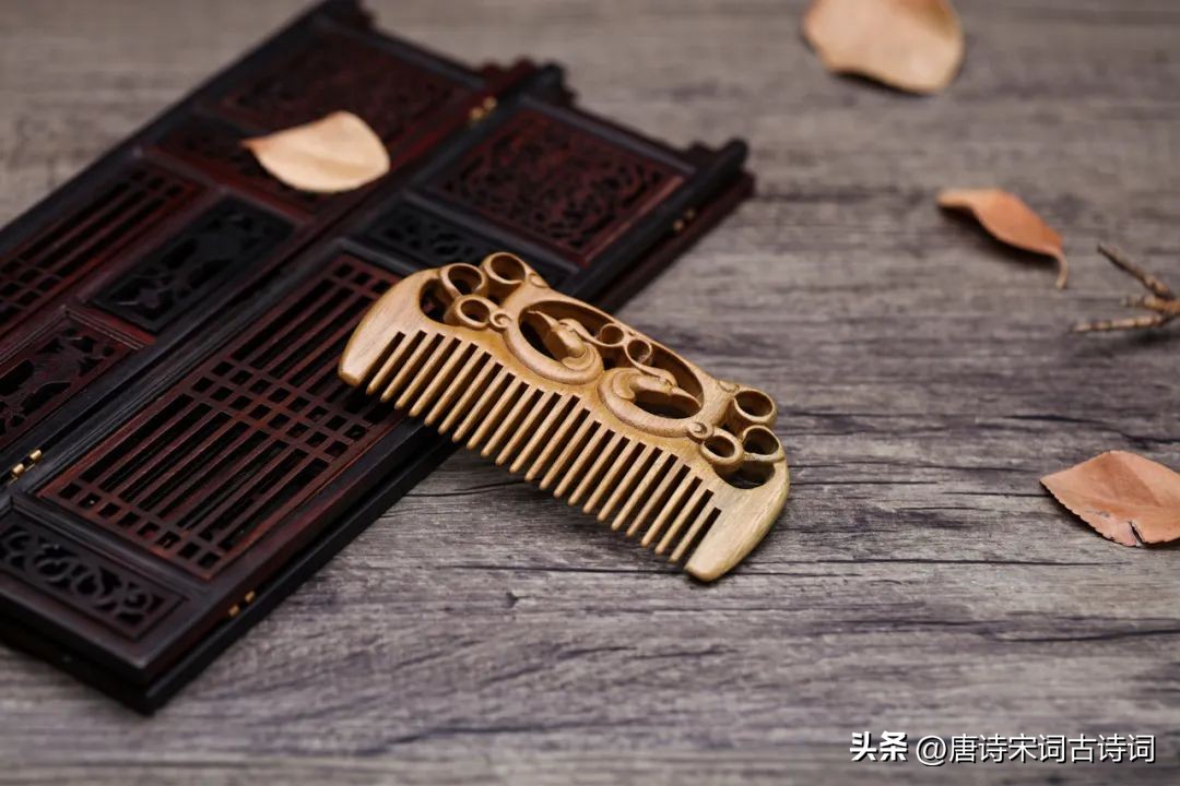 一梳千万丝，二梳万千意