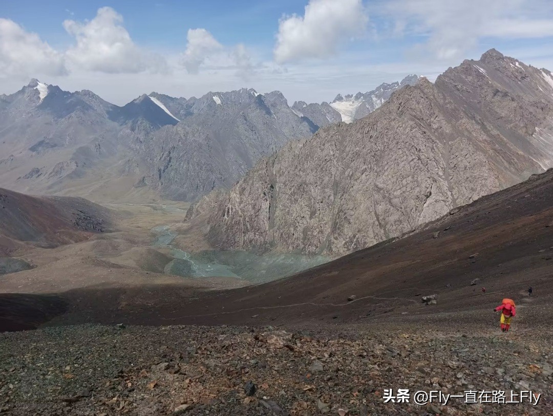 穿越博格达峰脚下冰湖之旅,徒步穿越新疆博格达峰