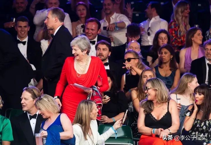 英国首相辞职日本首相被杀,英国首相宣布辞职后首次公开露面