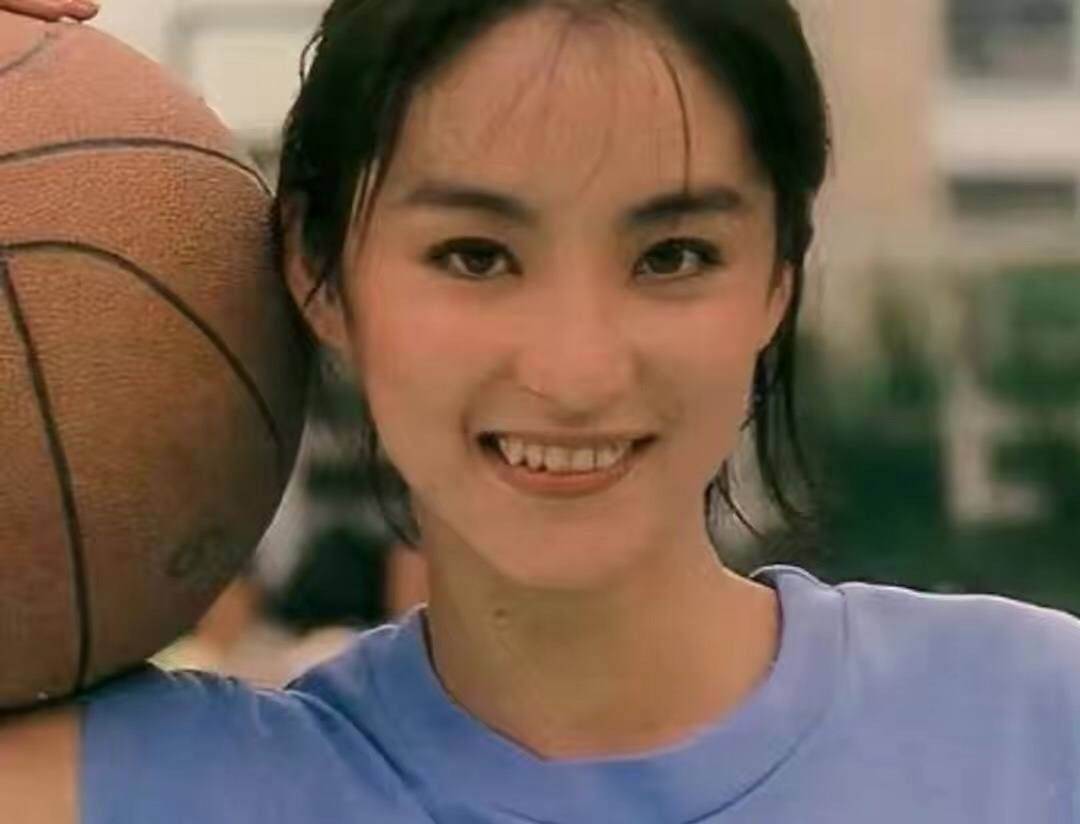 娱乐圈女星龅牙露一颗牙,娱乐圈的假牙女星