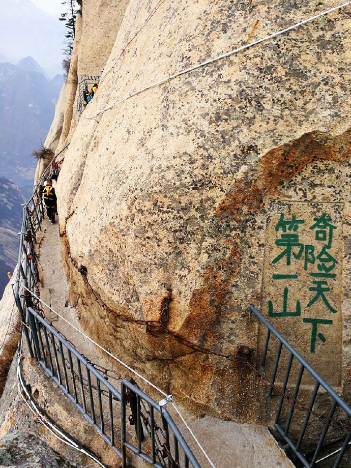 冬日里的华山银装素裹,冬日登上秦岭山脊