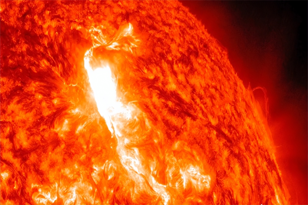 太阳系中最奇怪的20件事，天王星呈蓝绿色，窄到几乎无法看见