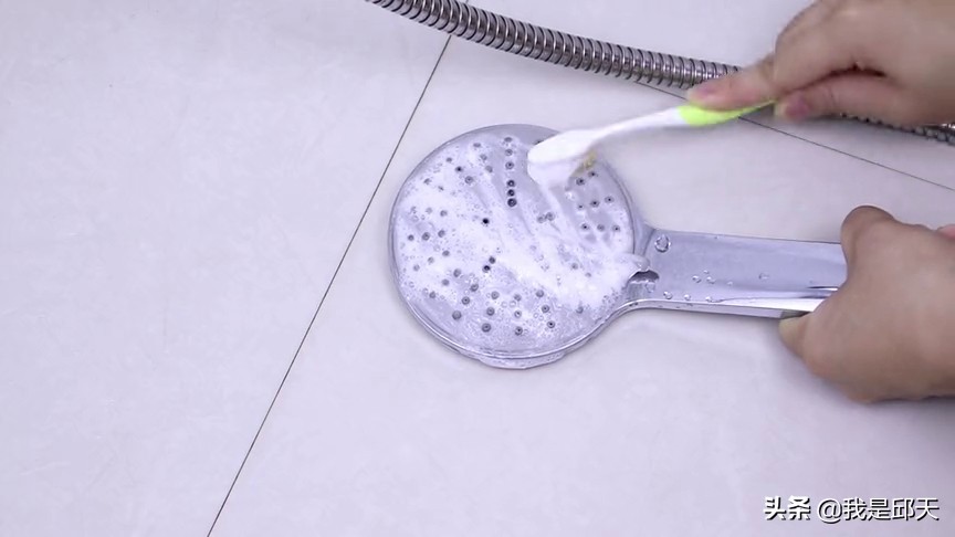 水龙头上的水渍清除小技巧,水龙头上的水渍如何去除