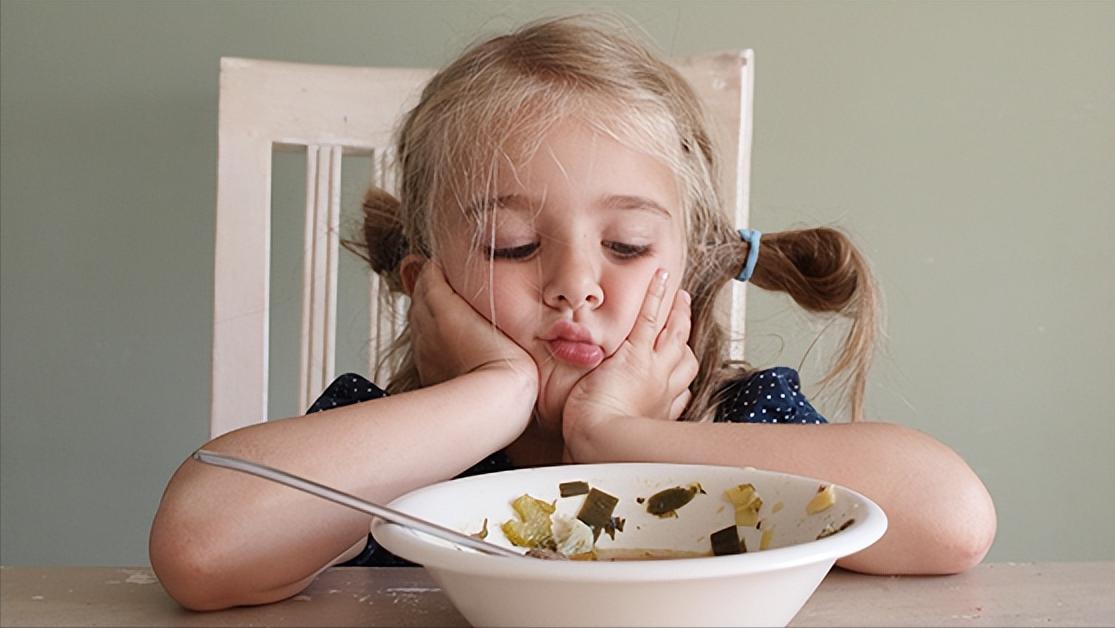 睡前吃夜宵凌晨肚子饿为什么,吃宵夜和饿肚子哪个危害大