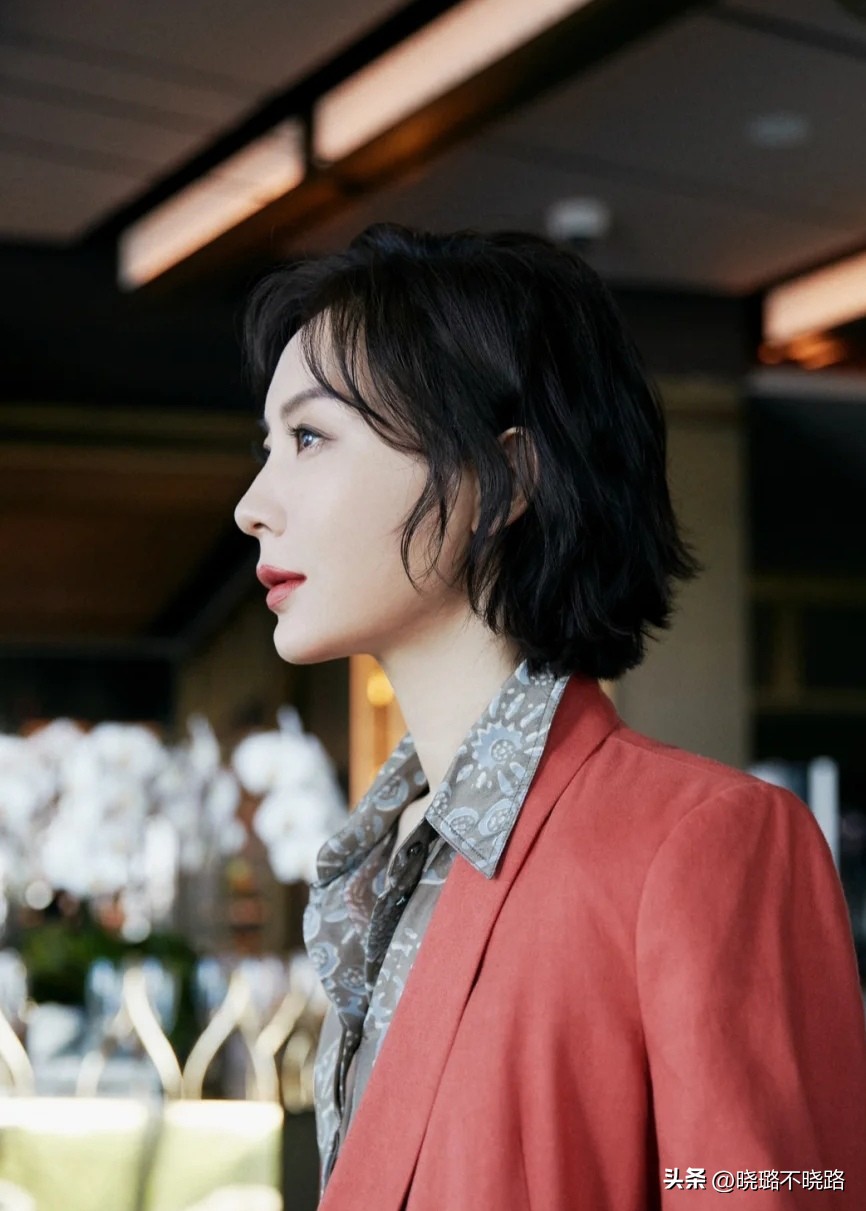 头发不要留黑长直也别留超短发,超短发不显老的烫发