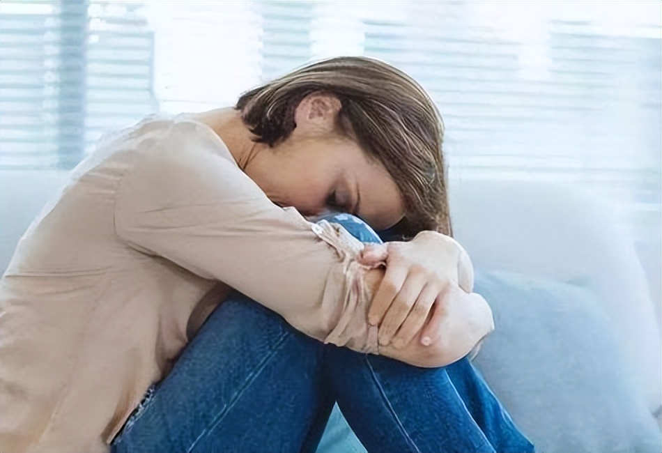 女性来月经有血块怎么回事,女性来例假流出长条的是什么东西