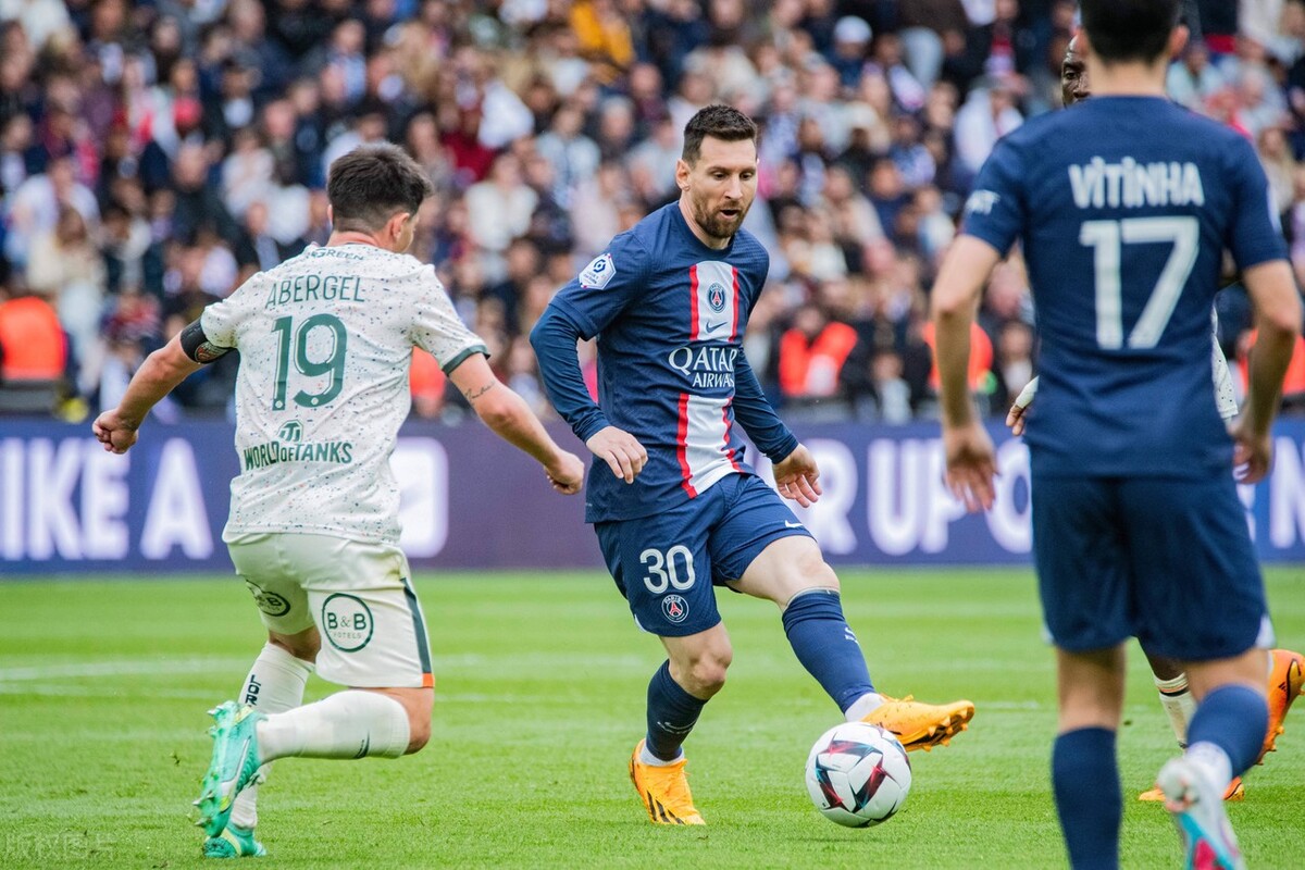 梅西年薪达3.2亿英镑！每秒89元，一个月薪资超2亿，引发网友热议