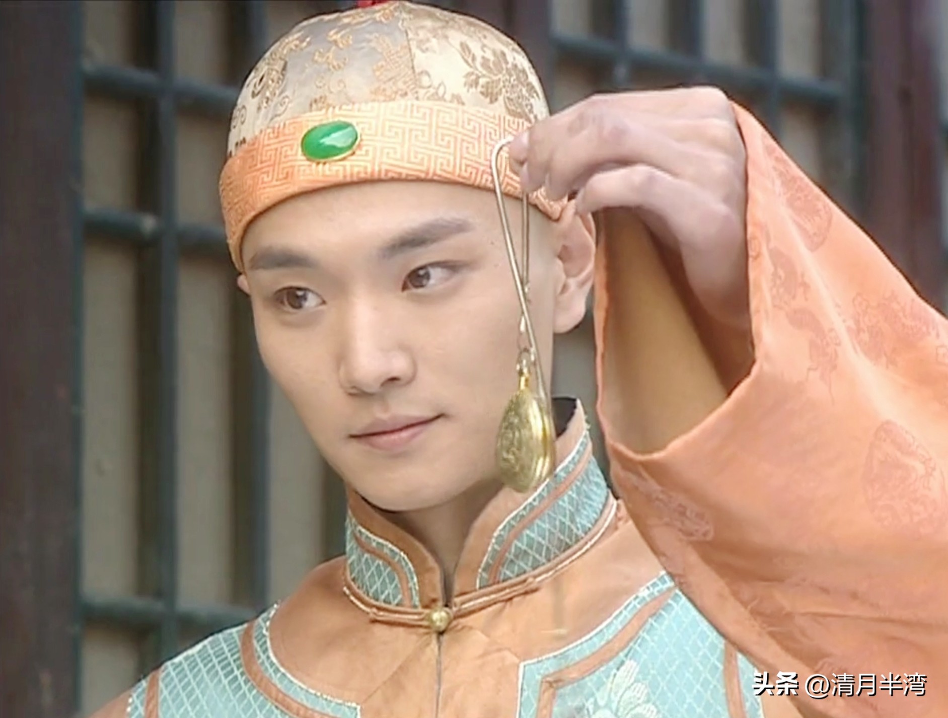 走路像街溜子就别尬演贵公子,8位男星告诉你,什么才是矜贵优雅