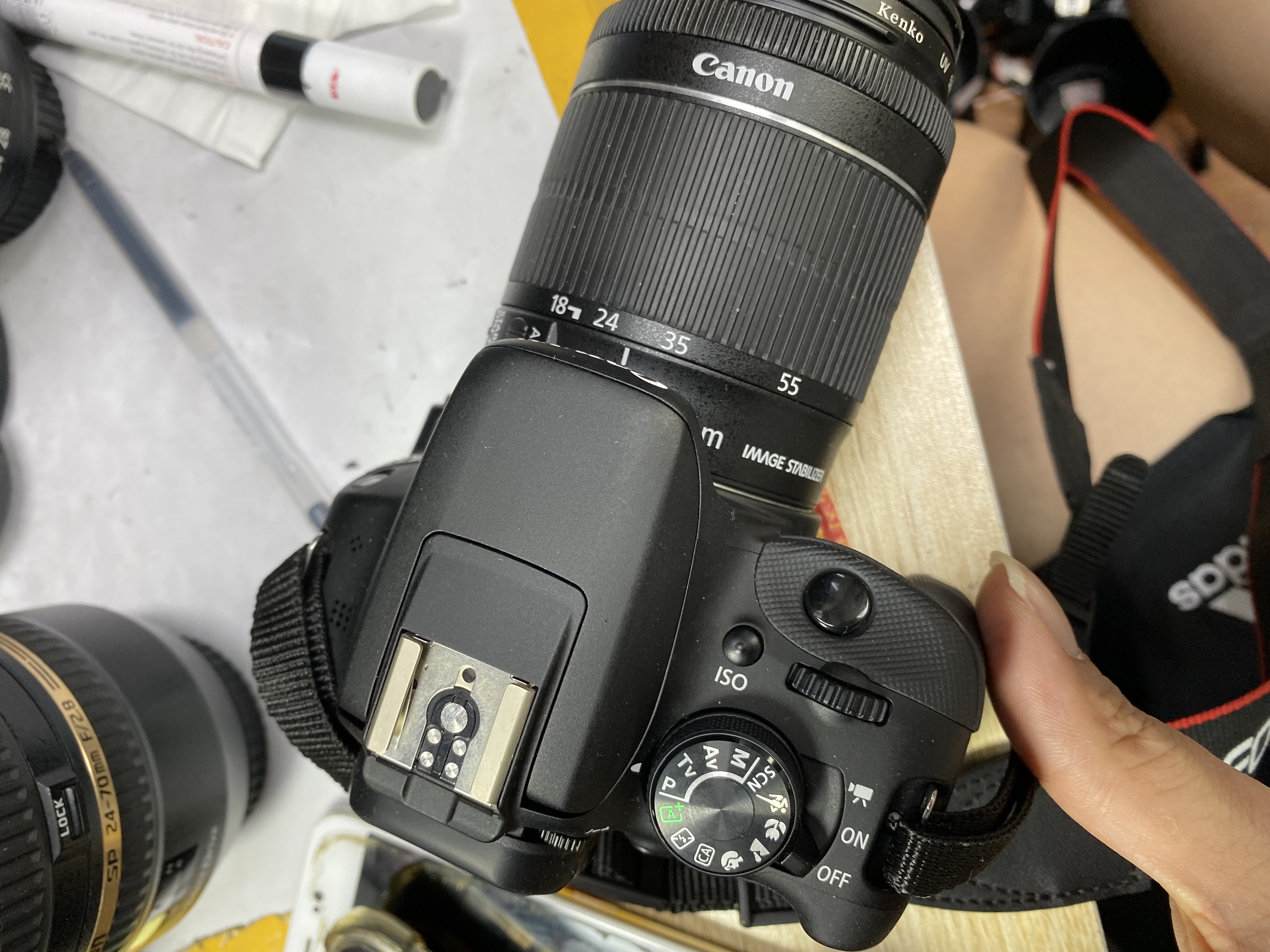 新手推不推荐入手佳能100d,佳能100d总是卡一声屏幕黑掉