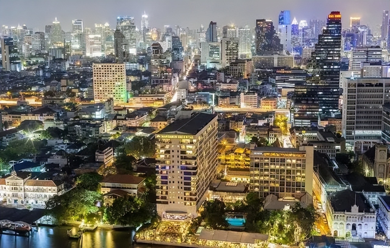 印度美女来中国旅游，第3天回国，心里纳闷：中国的钱很好赚？