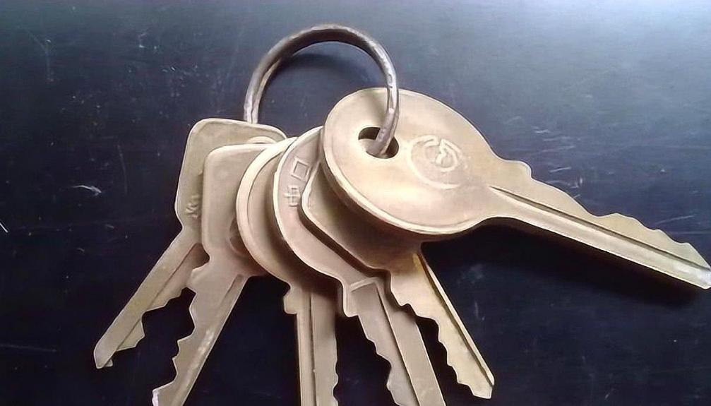 家里废旧钥匙别扔了，这7个作用花钱都买不到，解决不少人的烦恼