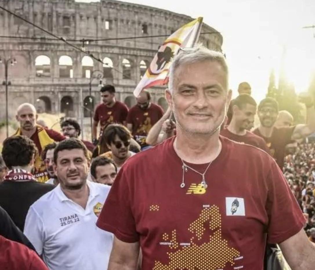 勒沃库森球迷冲入球场庆祝,勒沃库森球迷庆祝