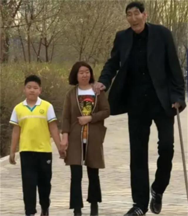 中国2米36巨人鲍喜顺现状,2米巨人鲍喜顺近况