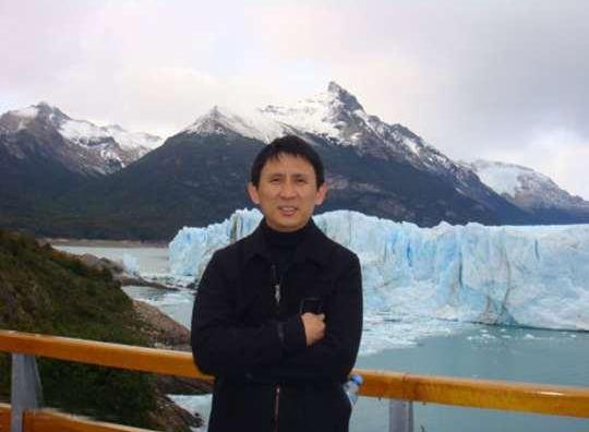 2004年毛刘两家聚会，刘源拉着李讷儿子问：像不像毛伯伯那张照片