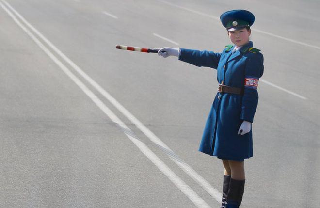 侵华日军*行暴**照片，女子为活命，脱下衣服让日本人拍摄*辱侮**