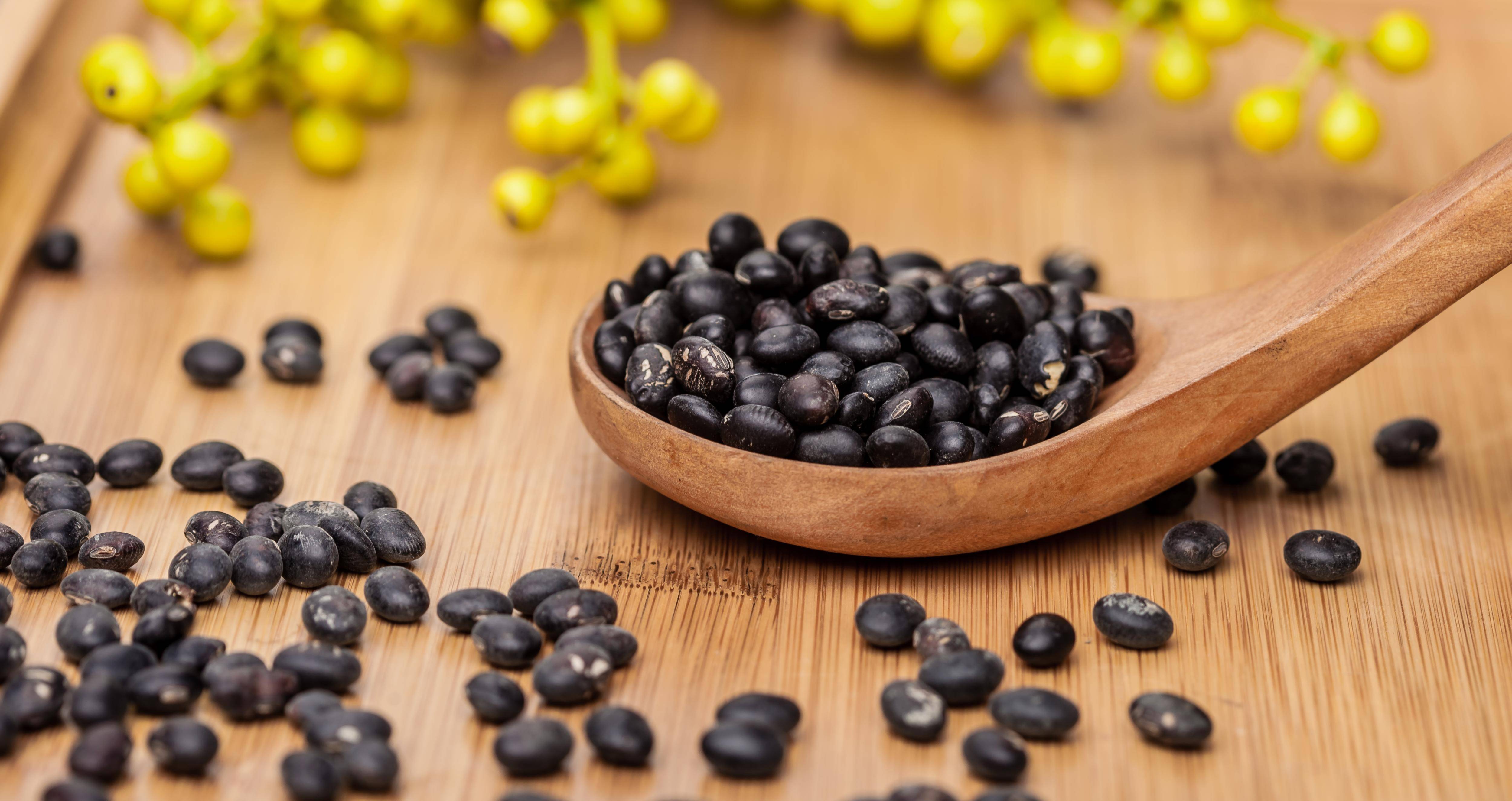 婴儿睡觉哼唧黑眼圈发黑发紫,嘴唇发紫黑眼圈是什么原因引起