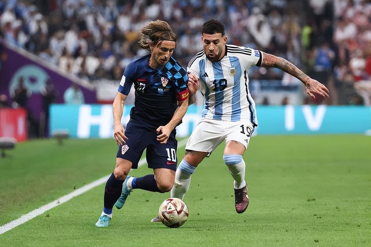 阿根廷3-0克罗地亚梅西突破,阿根廷点球赢后梅西跪地