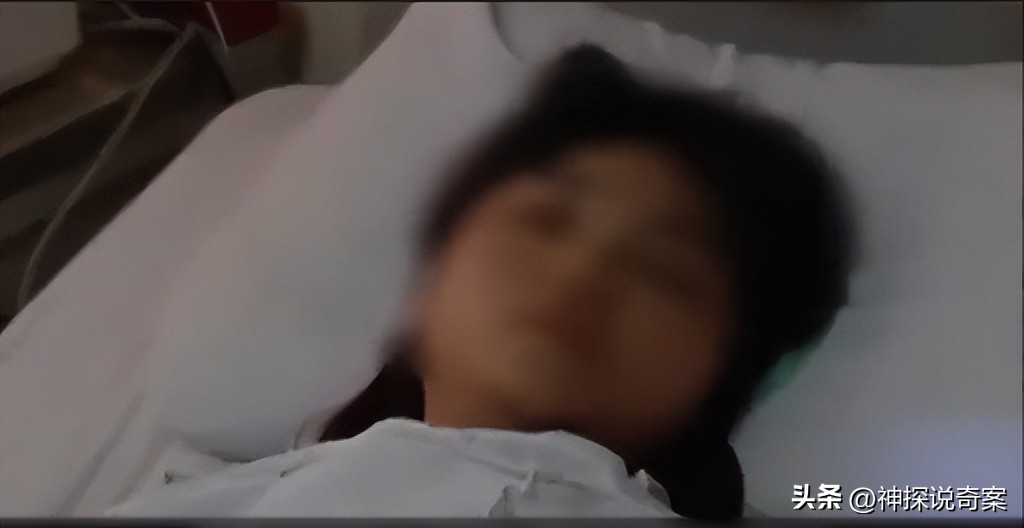 男人当众虐待女人，对着她的头部踢踹，网友却说女人活该