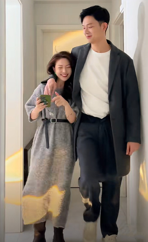 1米58女孩太会打扮，穿搭显瘦又显高，和1米9帅哥一同出镜真登对