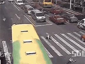 突发！重庆两车相撞，货车冲上便道致1死5伤，时速30公里能伤人？