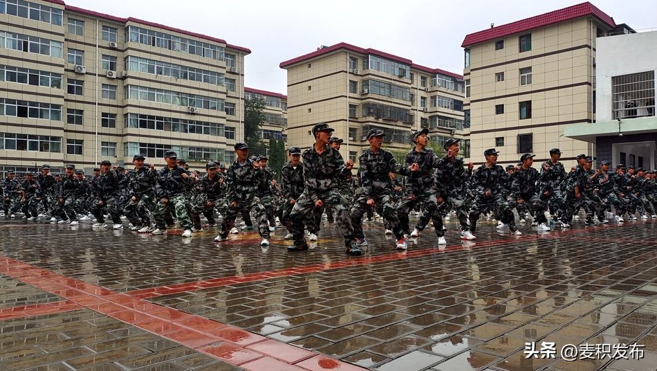 龙园学校军训演出,军训汇演展风采青春扬帆新起航