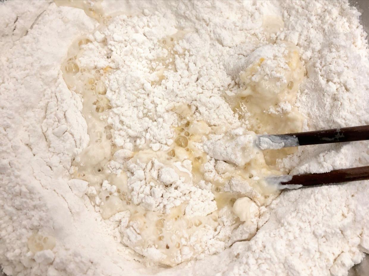 炸油条怎么和面才酥脆好吃,为什么外面卖的油条又软又蓬松